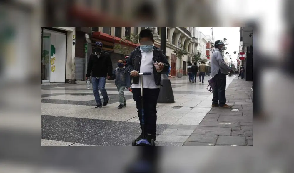 Menores pasearon entre la muchedumbre del Centro de Lima. (Foto: Marco Cotrina / La República) Menores pasearon entre la muchedumbre del Centro de Lima. (Foto: Marco Cotrina / La República)
