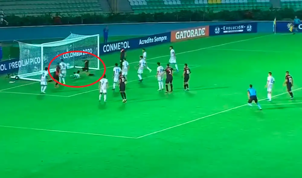 El delantero se movió rápidamente en el área paraguaya y anotó el 2-1 para Perú. Foto: América TV.