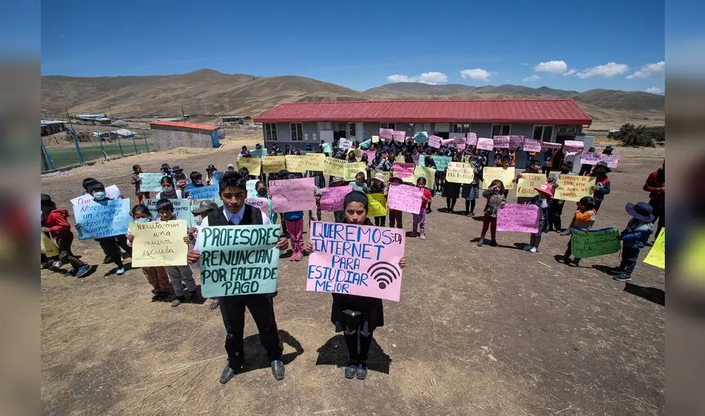 Bloqueos siguen en corredor.