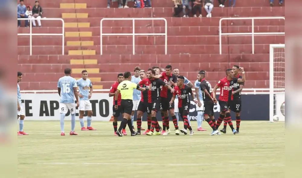 Jugadores reclamaron varias veces al árbitro.