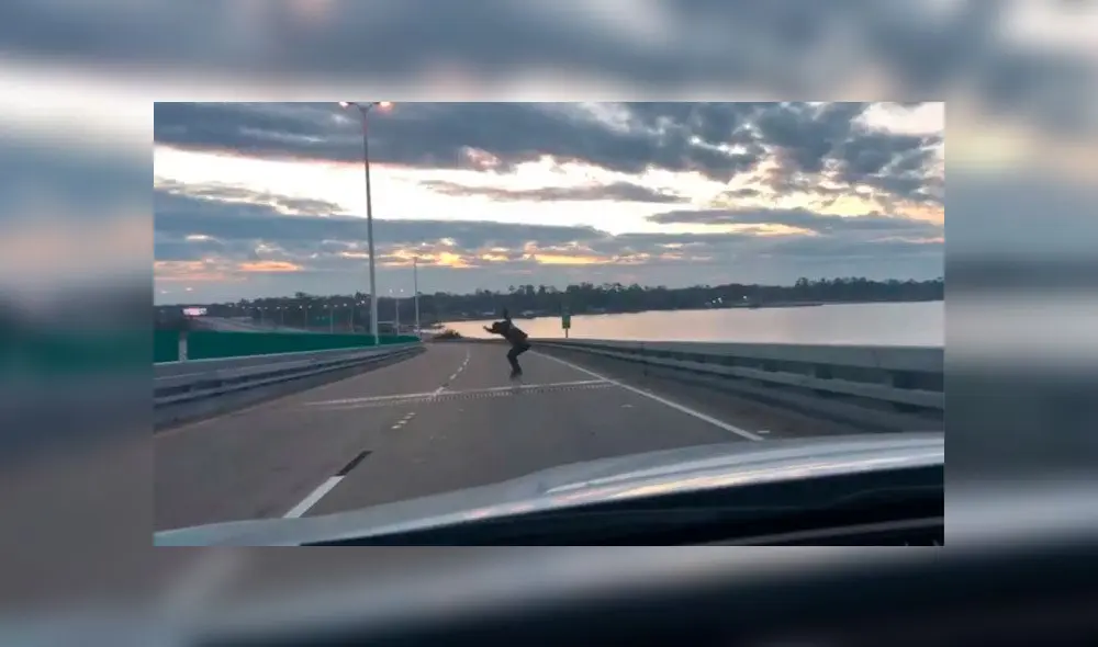 Arrestan a pareja por montar una patineta en medio de una avenida [VIDEO]