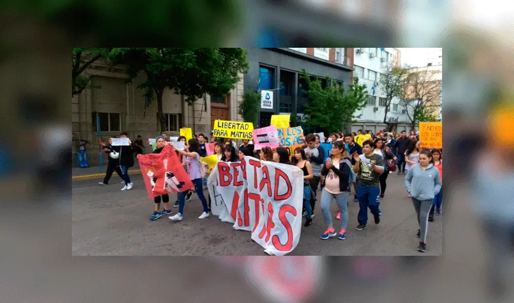Los familiares y vecinos del padre de familia reclamaban su excarcelación. Foto: La Nueva. Los familiares y vecinos del padre de familia reclamaban su excarcelación. Foto: La Nueva.