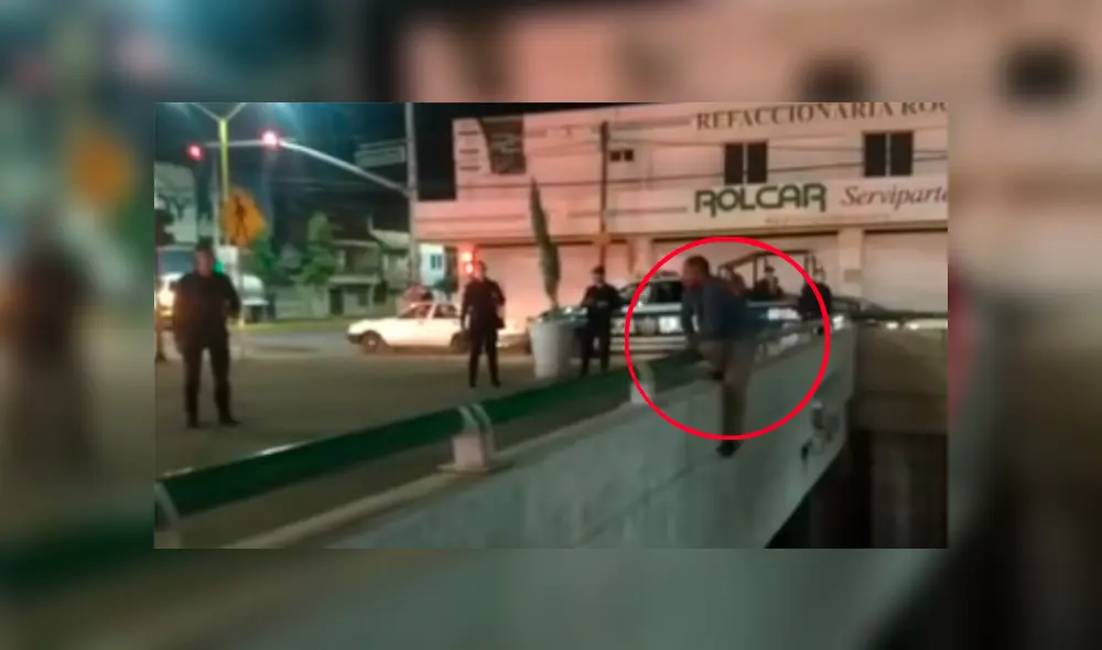 Vía Facebook. Bomberos y policías idearon una insólita estrategia para salvar a un hombre que intentaba tirarse de un puente. Vía Facebook. Bomberos y policías idearon una insólita estrategia para salvar a un hombre que intentaba tirarse de un puente.