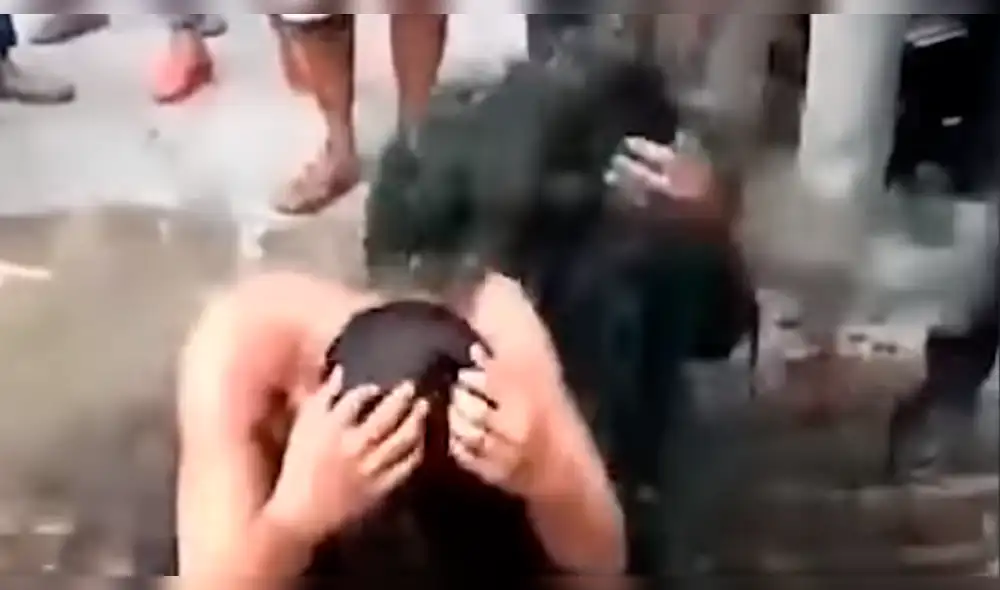 Pareja es castigada con 'aguas residuales' por tener sexo antes del matrimonio