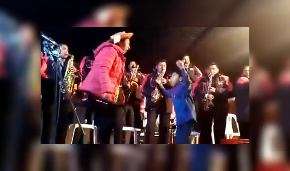 Niño tímido es retado a bailar huaylas y él sorprende con increíble ‘zapateo’.