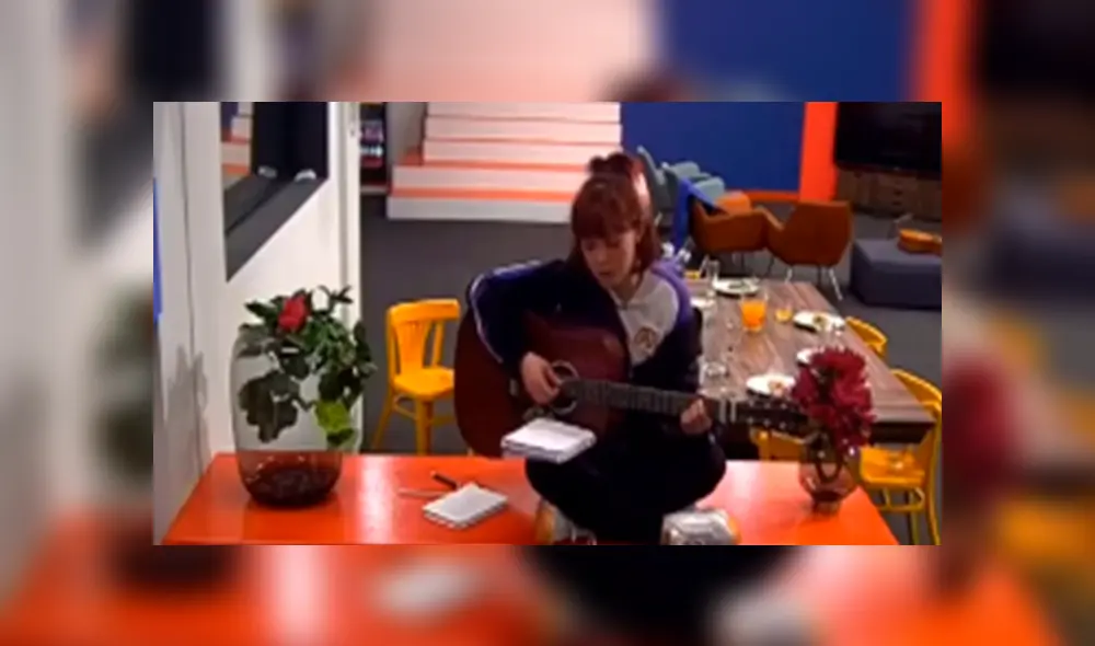 Su padre le regaló y enseñó a tocar la guitarra a los 12 años. Foto: captura TV Azteca.