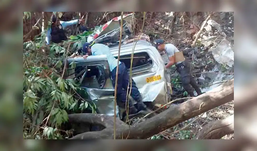 destrozado. Vehículo quedó con los fierros retorcidos. destrozado. Vehículo quedó con los fierros retorcidos.