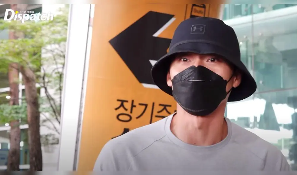 Desliza para ver más fotos de Hyun Bin, actor de Crash landin on you a su llegada al aeropuerto en Corea del Sur. Créditos: Dispatch