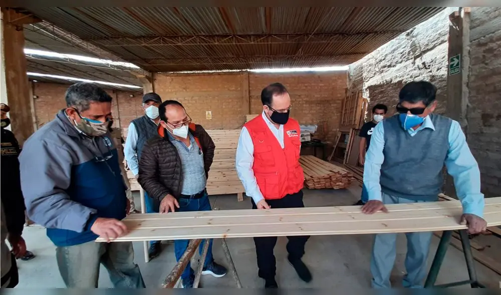 Ministro y gobernador en taller de madera Ministro y gobernador en taller de madera
