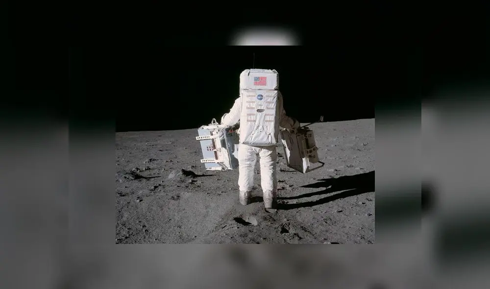 Buzz Aldrin recorre suelo lunar llevando paquetes de experimentos científicos. Foto: NASA.