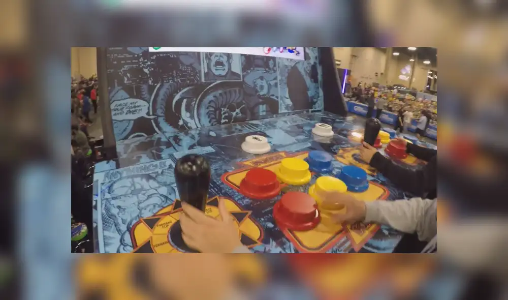 Inmensa cola se formó en EVO 2019 para probar la máquina arcade más grande del mundo. Algunos necesitarían ambas manos para controlar la palanca. Inmensa cola se formó en EVO 2019 para probar la máquina arcade más grande del mundo. Algunos necesitarían ambas manos para controlar la palanca.