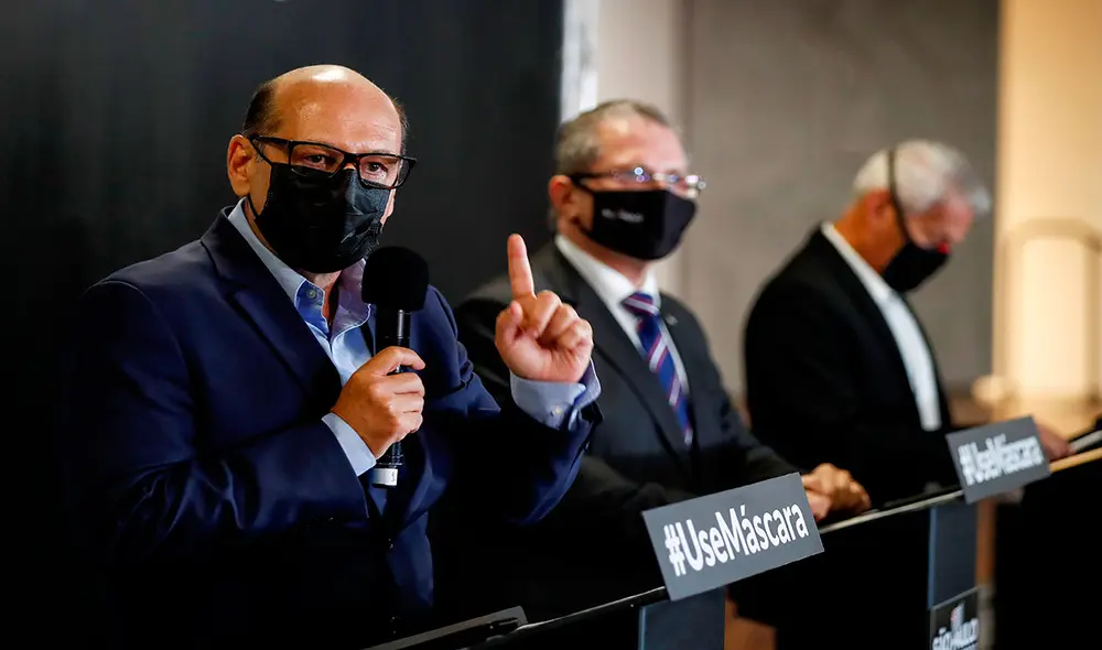 El director del Instituto Butantan, Dimas Covas (i), fue una de las personas que criticó la decisión de pausar las pruebas de la posible vacuna contra el coronavirus. Foto: EFE