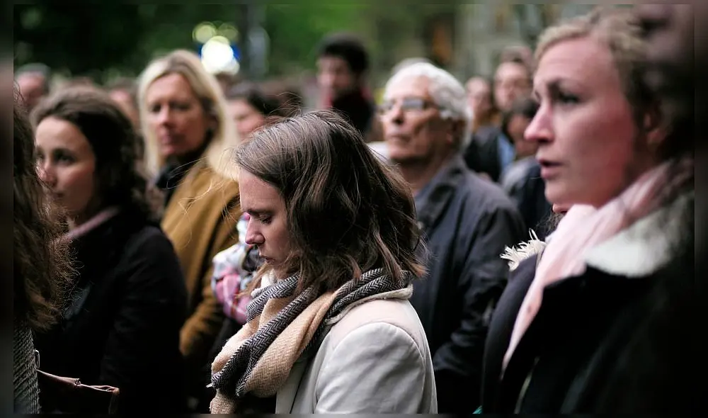 Oraciones, cantos y velas por Notre Dame: la vigilia de los parisinos y turistas [FOTOS]