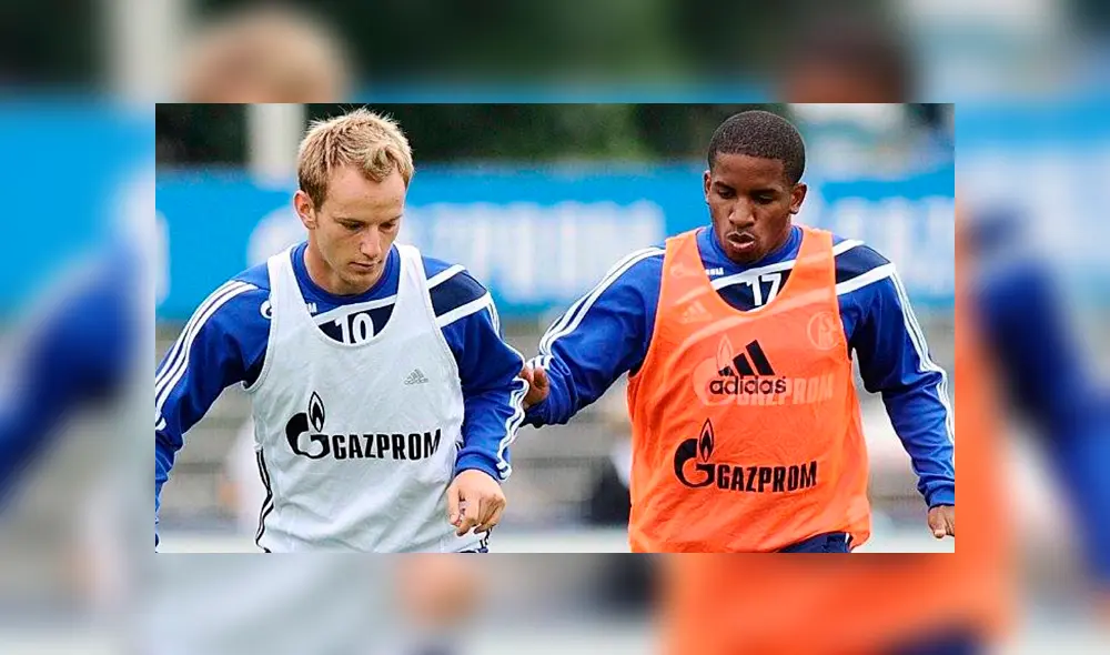 Jefferson Farfán e Ivan Rakitić fueron compañeros en el Schalke 04 de Alemania. (Foto: AFP)