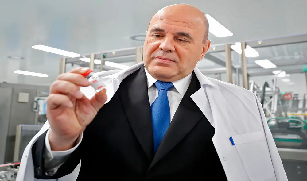 El primer ministro ruso, Mijail Mishustin, el viernes 25 de diciembre con la vacuna (Sputnik V) contra el coronavirus. Foto: AFP El primer ministro ruso, Mijail Mishustin, el viernes 25 de diciembre con la vacuna (Sputnik V) contra el coronavirus. Foto: AFP