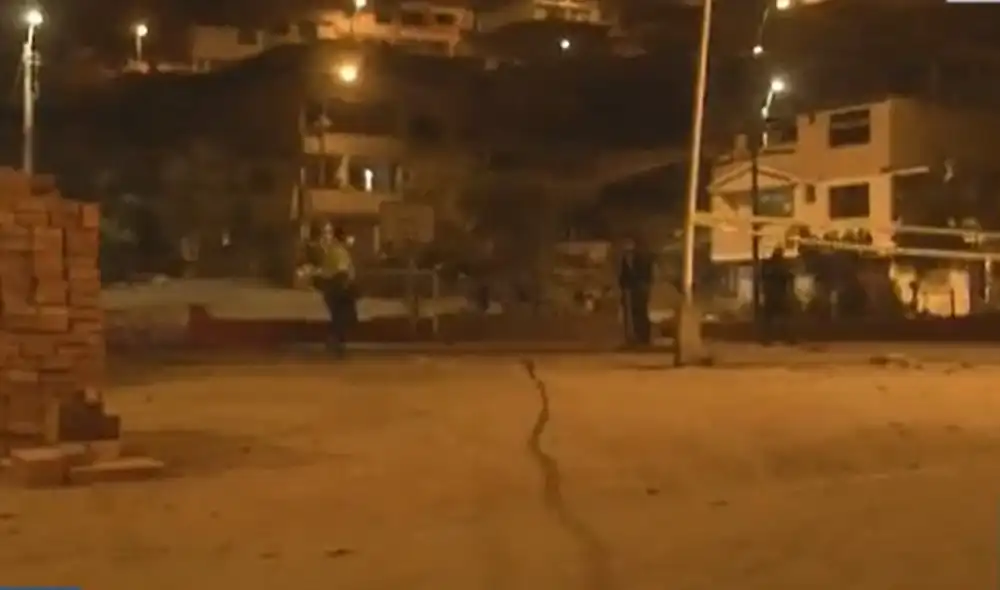 Escena del crimen. Dos barristas de Alianza Lima fallecen tras ser atacados por malhechores que llegaron en motocicletas. Foto: captura TV Perú Escena del crimen. Dos barristas de Alianza Lima fallecen tras ser atacados por malhechores que llegaron en motocicletas. Foto: captura TV Perú