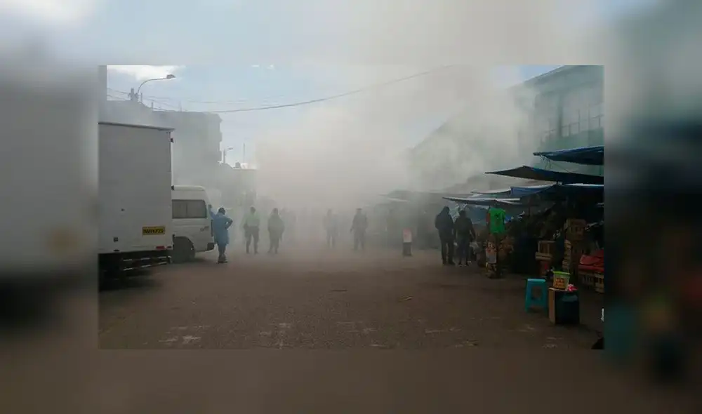 Los comerciantes, con apoyo de serenos, realizaron una “sahumada general” en los alrededores del mercado. Los comerciantes, con apoyo de serenos, realizaron una “sahumada general” en los alrededores del mercado.