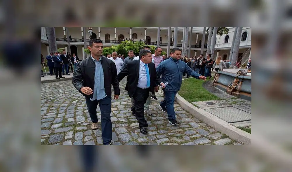 El diputado Luis Parra (c) es uno de los sancionados por Estados Unidos. Foto: EFE El diputado Luis Parra (c) es uno de los sancionados por Estados Unidos. Foto: EFE