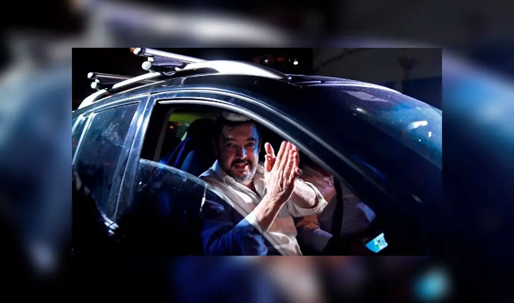 Roberto Marrero, mano derecha del opositor Juan Guaidó, despidiéndose de la cárcel El Helicoide. Foto: AFP.