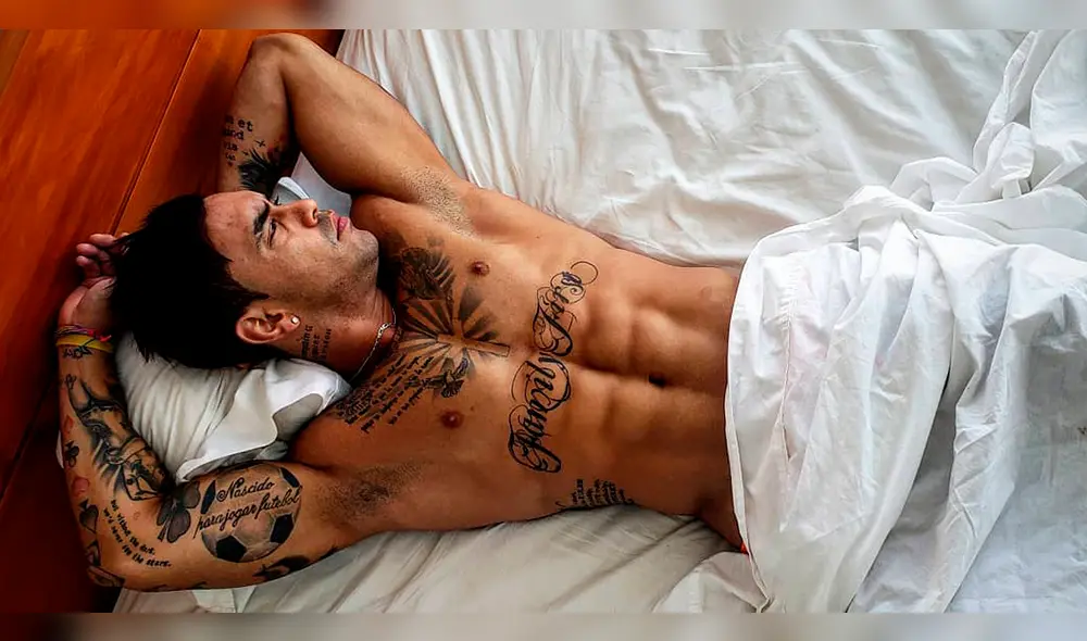 Diego Chávarri publica sugerente foto en su cama y fans enloquecen [FOTOS]
