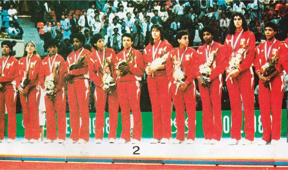 En 1988, la selección de vóley alcanzó la medalla de plata en los Juegos Olímpicos. Natalia Málaga, Cecilia Tait, Gaby Pérez del Solar, entre otras, conformaban dicho equipo.