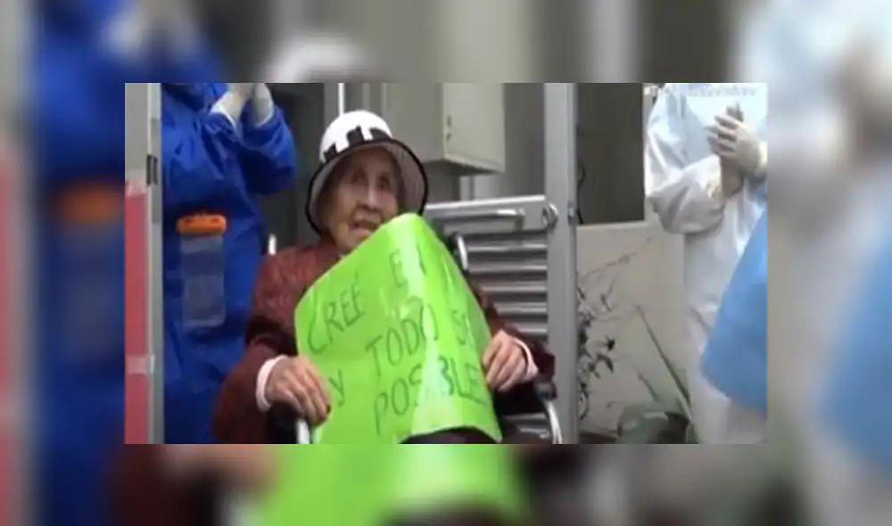 Adulta mayor fue despedida entre aplausos por los profesionales de salud. Créditos: Panamericana,