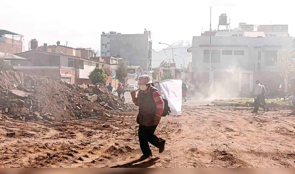 a la mala. Policías intentan contener a los comerciantes por la fuerza. Intentaron llegar a la municipalidad de Bustamante. a la mala. Policías intentan contener a los comerciantes por la fuerza. Intentaron llegar a la municipalidad de Bustamante.