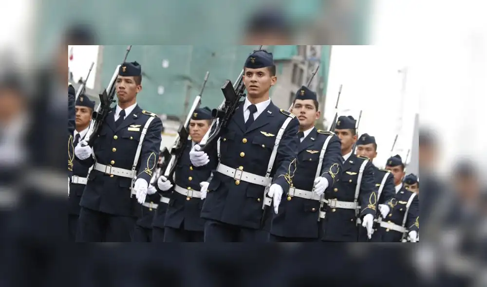 Familias enteras disfrutaron del variado y colorido cronograma del Desfile Militar. (Foto: La República)
