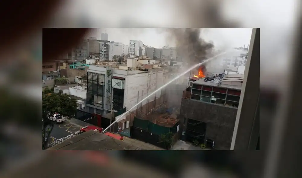 Bomberos controlan incendio en conocida discoteca de Miraflores Bomberos controlan incendio en conocida discoteca de Miraflores