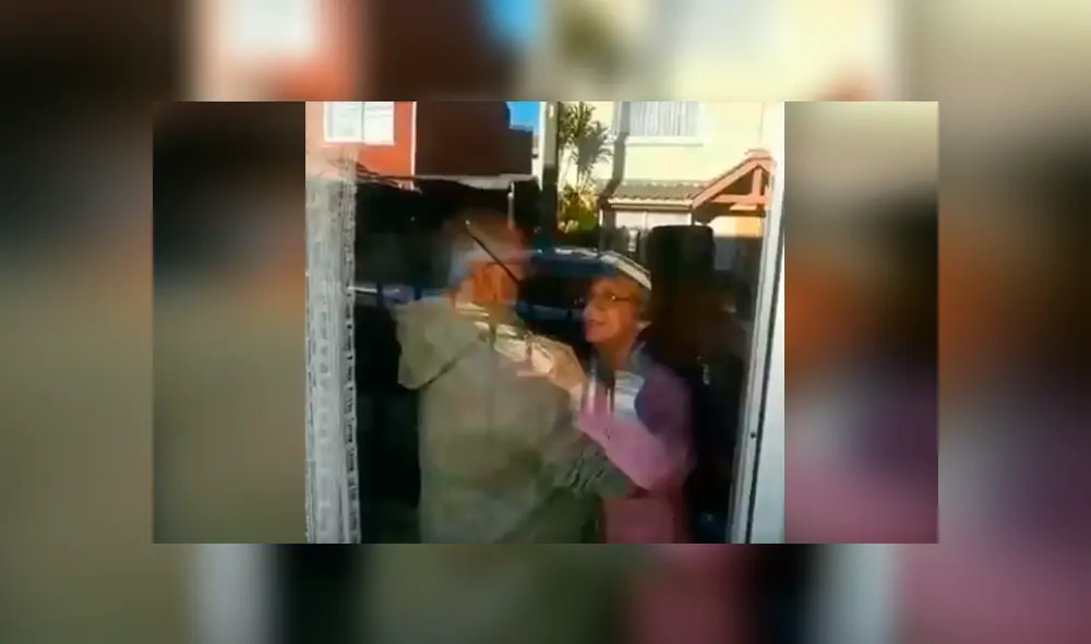 Desliza las imágenes para observar el conmovedor gesto de un hombre para animar a sus padres en la cuarentena.