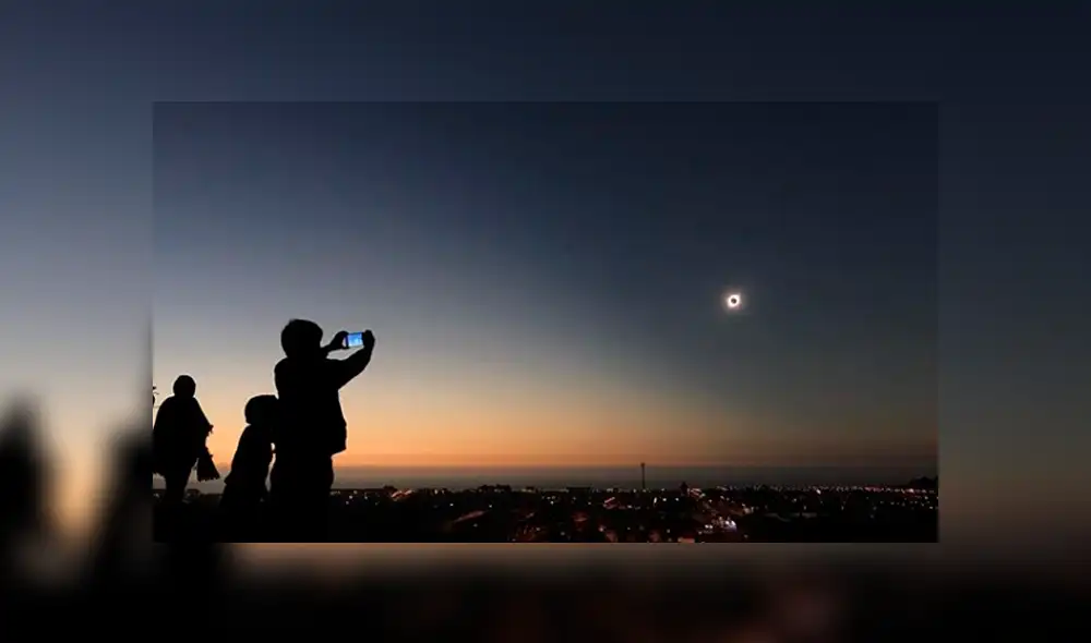 Vista del eclipse solar en La Serena, una de las dos únicas regiones de Chile en las que el eclipse fue total. Foto: Instagram @gloriaandrade