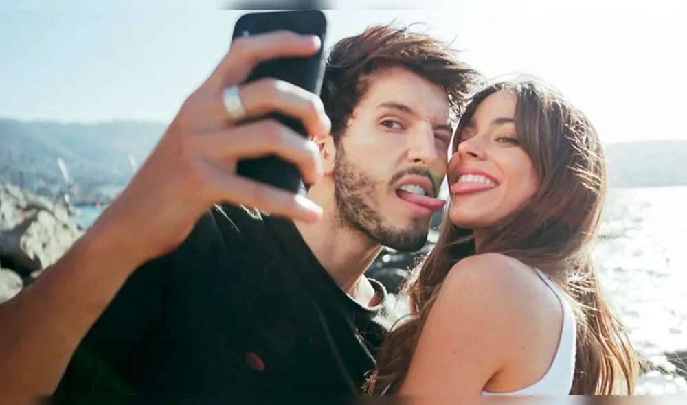 Sebastián Yatra y Tini Stoessel son captados besándose en un avión