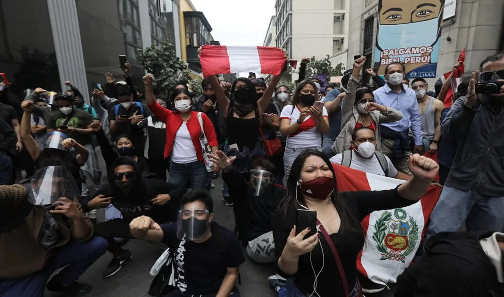 Marcha en Centro de Lima continúa y se visualiza enfrentamientos entre la Policía y manifestantes. Foto: Jorge Cerdán / La República Marcha en Centro de Lima continúa y se visualiza enfrentamientos entre la Policía y manifestantes. Foto: Jorge Cerdán / La República