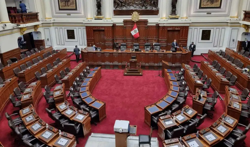 Congreso luce vacío a minutos de iniciar sesión del Pleno. Foto: Giuliana Castillo / URPI . LR Congreso luce vacío a minutos de iniciar sesión del Pleno. Foto: Giuliana Castillo / URPI . LR