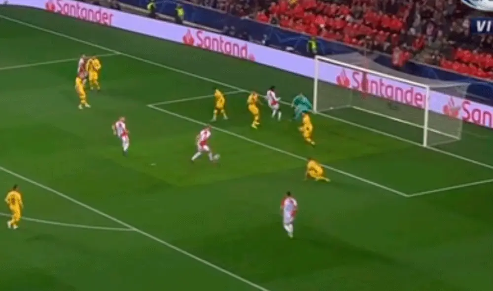 Marc-Andre ter Stegen evitó el empate del Slavia Praga con un pie milagroso. | Foto: Fox Sports