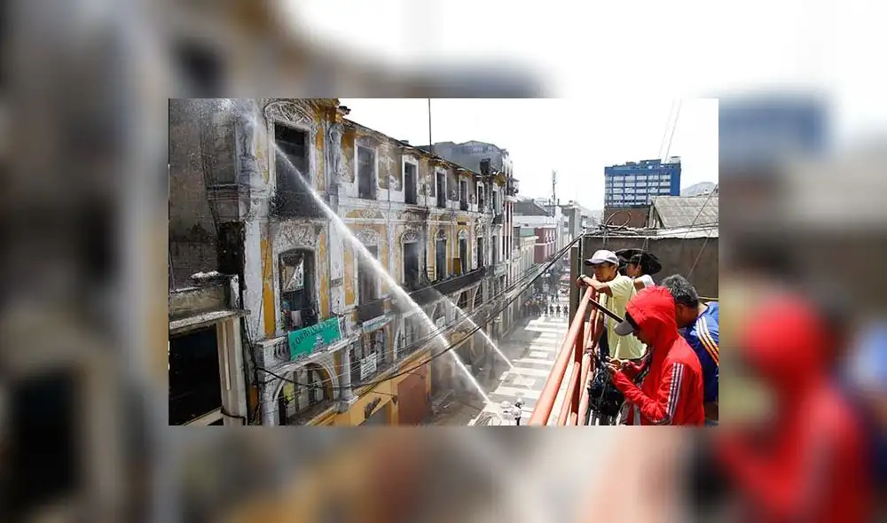 Suboficial de la PNP salvó a cinco personas en incendio en el Jirón de la Unión 