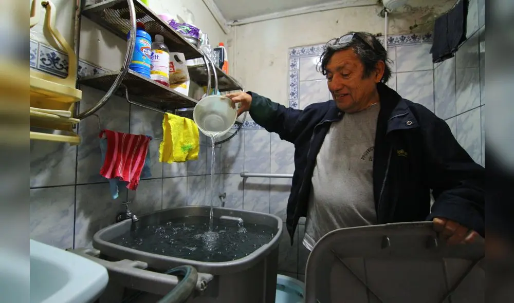 con cisternas. Sedapal fijó 120 puntos de distribución gratuita de agua. Uno de ellos fue en el óvalo Varela, en Breña, donde no hubo demanda del recurso. con cisternas. Sedapal fijó 120 puntos de distribución gratuita de agua. Uno de ellos fue en el óvalo Varela, en Breña, donde no hubo demanda del recurso.