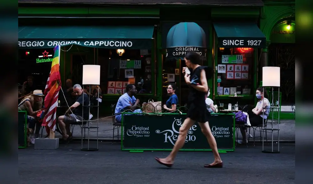 En Nueva York se han cerrado al transporte motorizado 89 calles y plazas para que los negocios puedan atender en las calzadas. Foto: AFP.