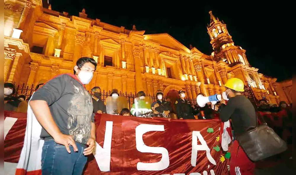 universitarios. Se ha convertido en el soporte de estas manifestaciones, ayer se movilizaron por las calles para exigir la renuncia de Manuel Merino.