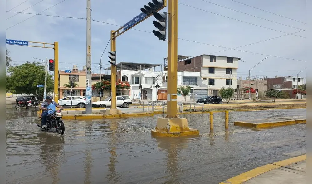 Avenida de Piura se encuentra invadida de aguas servidas. Foto: Almendra Ruesta. Avenida de Piura se encuentra invadida de aguas servidas. Foto: Almendra Ruesta.