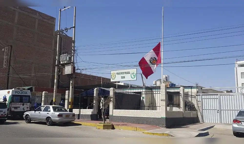 Comisarías izaron la Bandera del Perú a media asta, en señal de duelo por la muerte del coronel Luis Rivera.