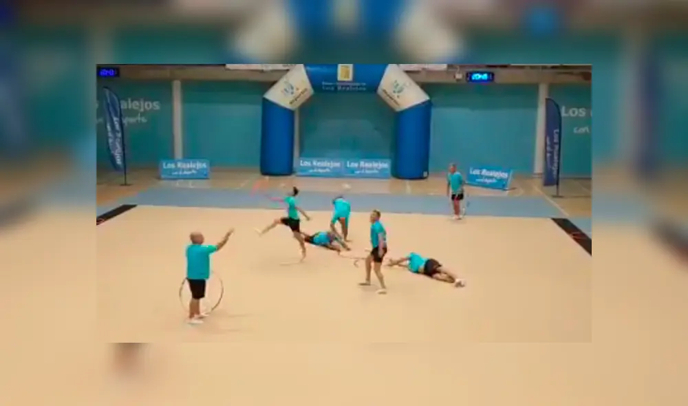 Papás bailaron en honor a sus hijas gimnastas y causaron furor entre el público asistente Papás bailaron en honor a sus hijas gimnastas y causaron furor entre el público asistente