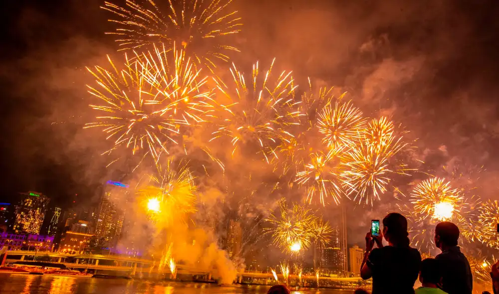 Desea algo más que un "Feliz Año Nuevo" a tus amigos y familia. Foto: EFE