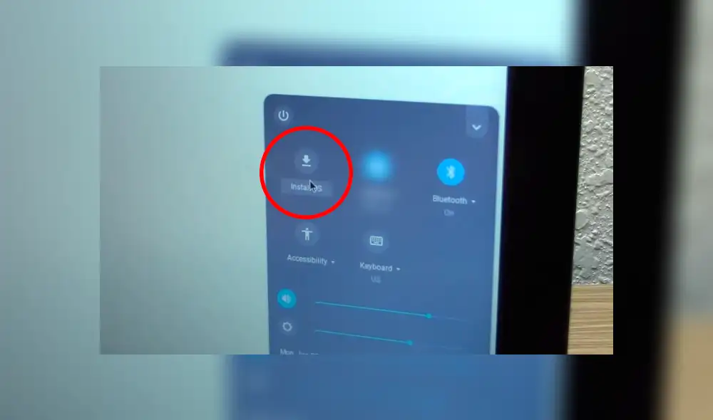 Para instalar permanentemente el sistema en tu laptop, usa la opción incluida en el menú de reloj.