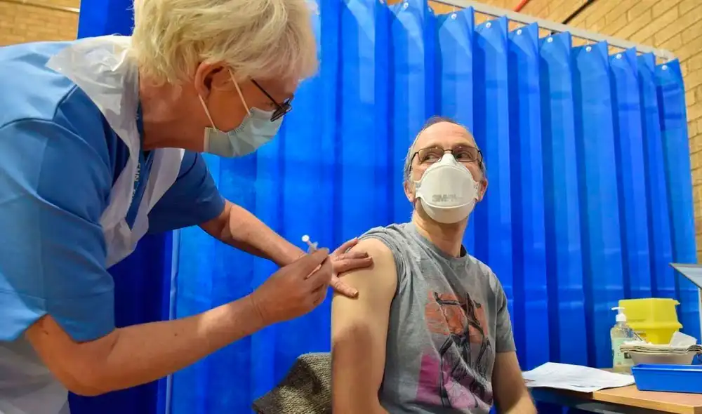 La MHRA entiende casos graves, como aquellos pacientes que hayan sufrido reacciones anafilactoides previas, o aquellos que deban llevar un autoinyector de adrenalina. Foto: EFE La MHRA entiende casos graves, como aquellos pacientes que hayan sufrido reacciones anafilactoides previas, o aquellos que deban llevar un autoinyector de adrenalina. Foto: EFE