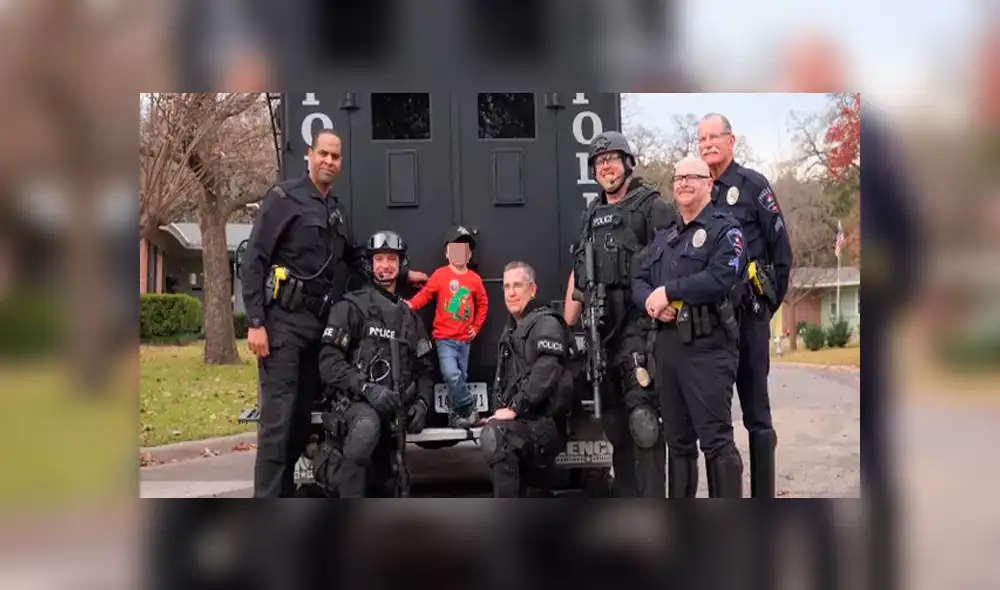 Niño que nació con medio corazón regala sus juguetes a un programa infantil de policías [VIDEO] 