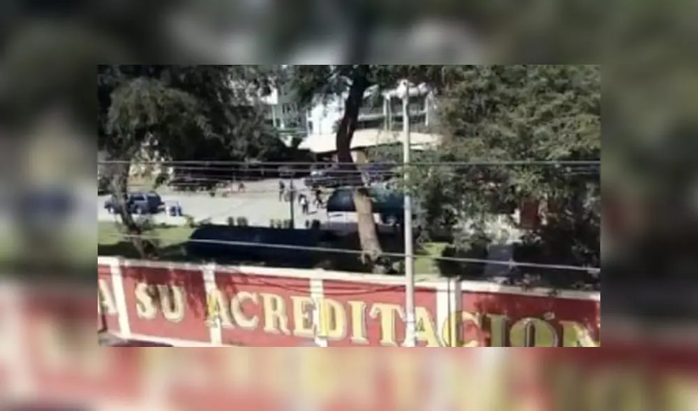 Toma duro algunas horas tras decisión de alumnos en contra del aumento de la tarifa en el comedor universitario. Policía tuvo que intervenir. (Foto: Difusión) Toma duro algunas horas tras decisión de alumnos en contra del aumento de la tarifa en el comedor universitario. Policía tuvo que intervenir. (Foto: Difusión)
