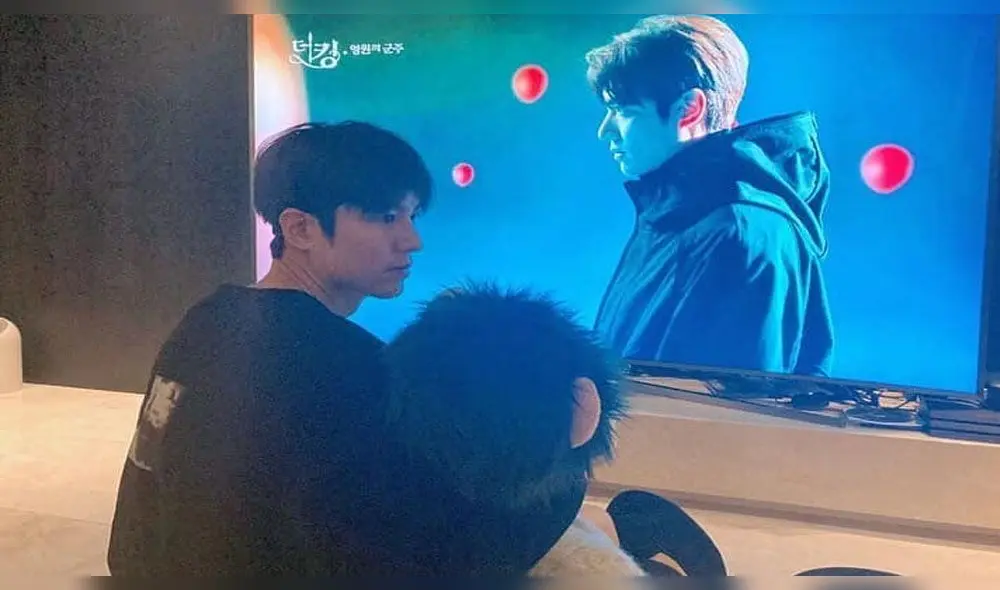 Desliza para ver más fotos de Lee Min Ho mirando el capítulo 14 de The king Eternal monarch, dorama de Netflix.