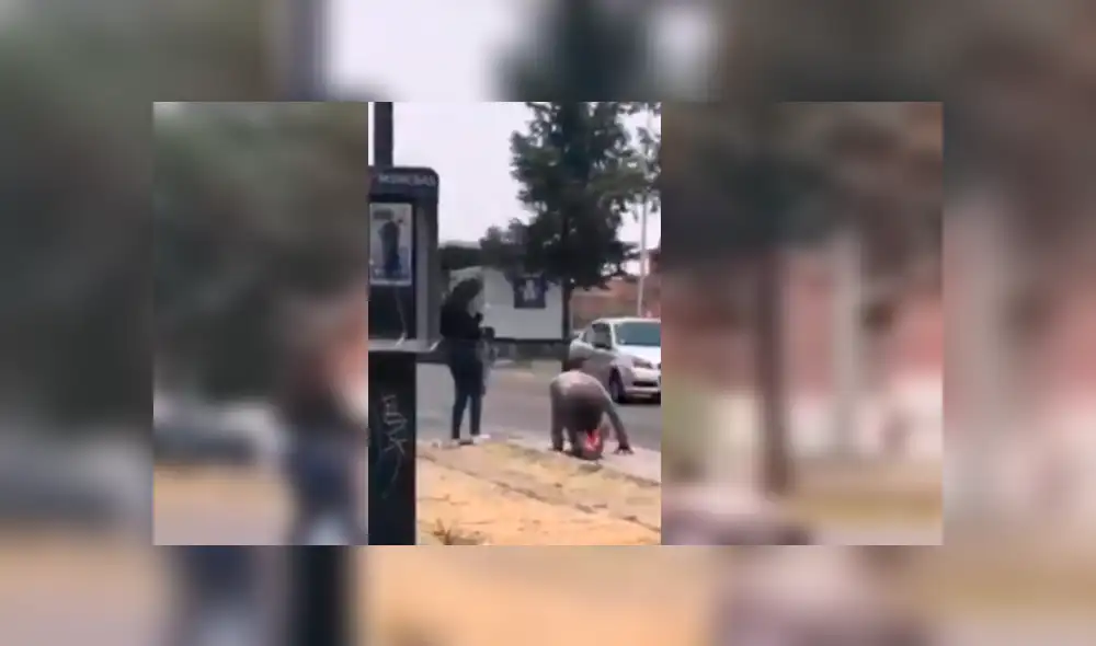 Youtube viral: Joven le es infiel a su novia y gatea por la calle para que lo perdone [VIDEO]