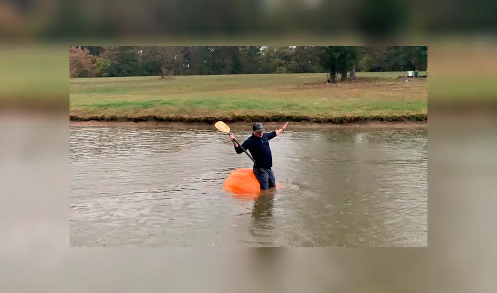 La esposa del granjero publicó en Facebook las imágenes de su esposo remando sobre la gigantesca calabaza como si se tratara de un cómodo bote